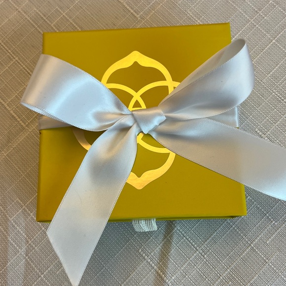 Kendra Scott Presleigh Love Knot Studd Earrings in Gold - Picture 8 of 15